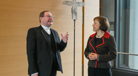 Bischof Georg Bätzing, Vorsitzender der Deutschen Bischofskonferenz, und Annette Kurschus, Ratsvorsitzende der Evangelischen Kirche in Deutschland (EKD)
