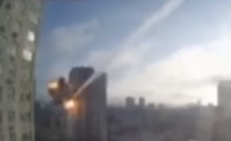 Hochhaus in Kiew, Lobanovsky Avenue 6, wird von russischer Granate getroffen