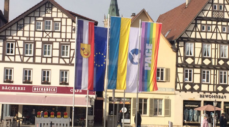 Bad Urach hisst Ukrainische Fahne 1 (closer)