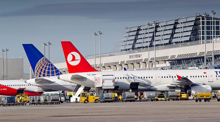Flugzeuge am Flughafen Stuttgart