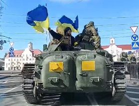Ukrainische Panzerbesatzung mit Fahnen