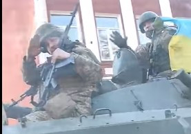 Ukrainische Panzerbesatzung mit Fahnen 3