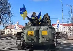 Ukrainische Panzerbesatzung mit Fahnen 4