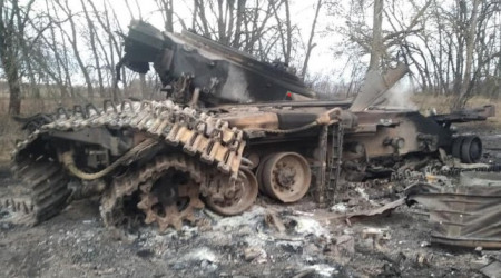 Ausgebrannter russischer Panzer beim Dorf Velika Vis in der Region Czernihiv.