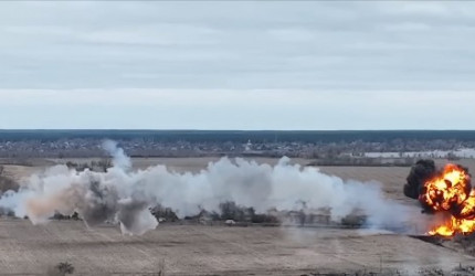 Abschuss russischer Hubschrauber-5: Brennend schlägt der Hubschrauber auf der Erde auf